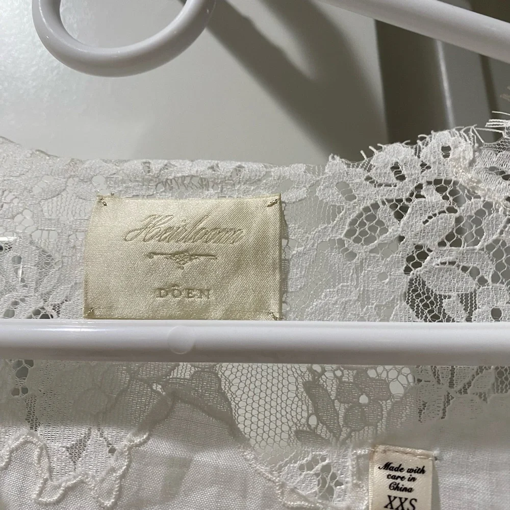 Doen Idella White Lace top. Like new never been worn. Size XXS - Picture 2 of 2